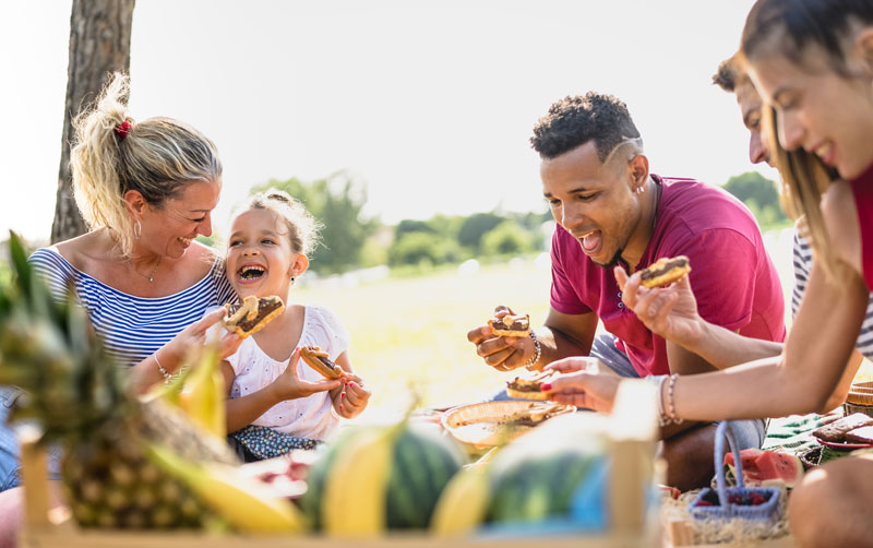 Famille en train de gouter avec des sacs a pain